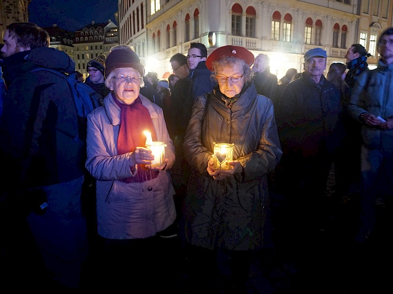 Beim Gegenprotest wurden Kerzen entzündet.