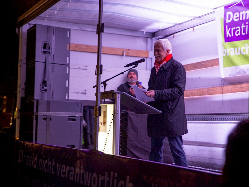Auch Thomas Bürger, Vorsitzender der SäBiG, redete vor den Teilnehmenden des Gegenprotests.