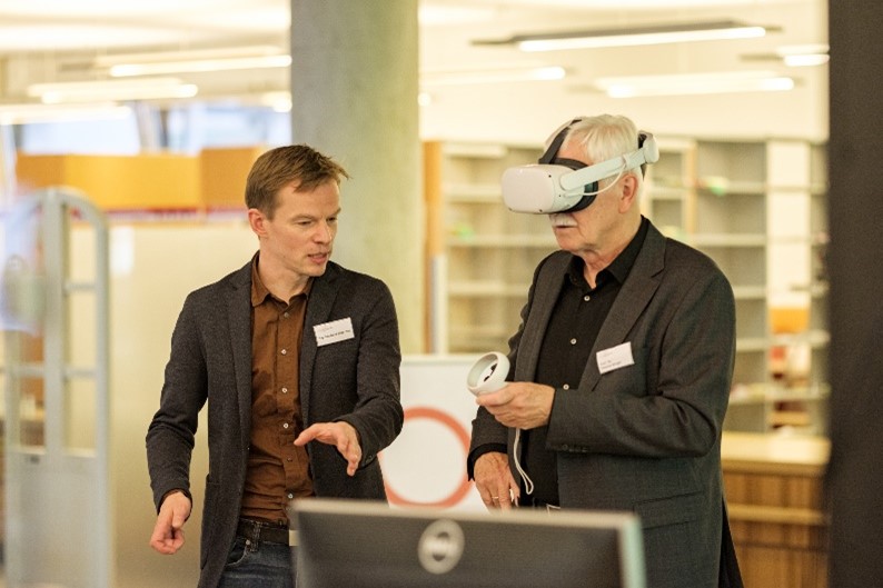 Kay-Michael Würzner und Prof. Thomas Bürger mit 3D-Brille am Stand DigitalHerrnhut.